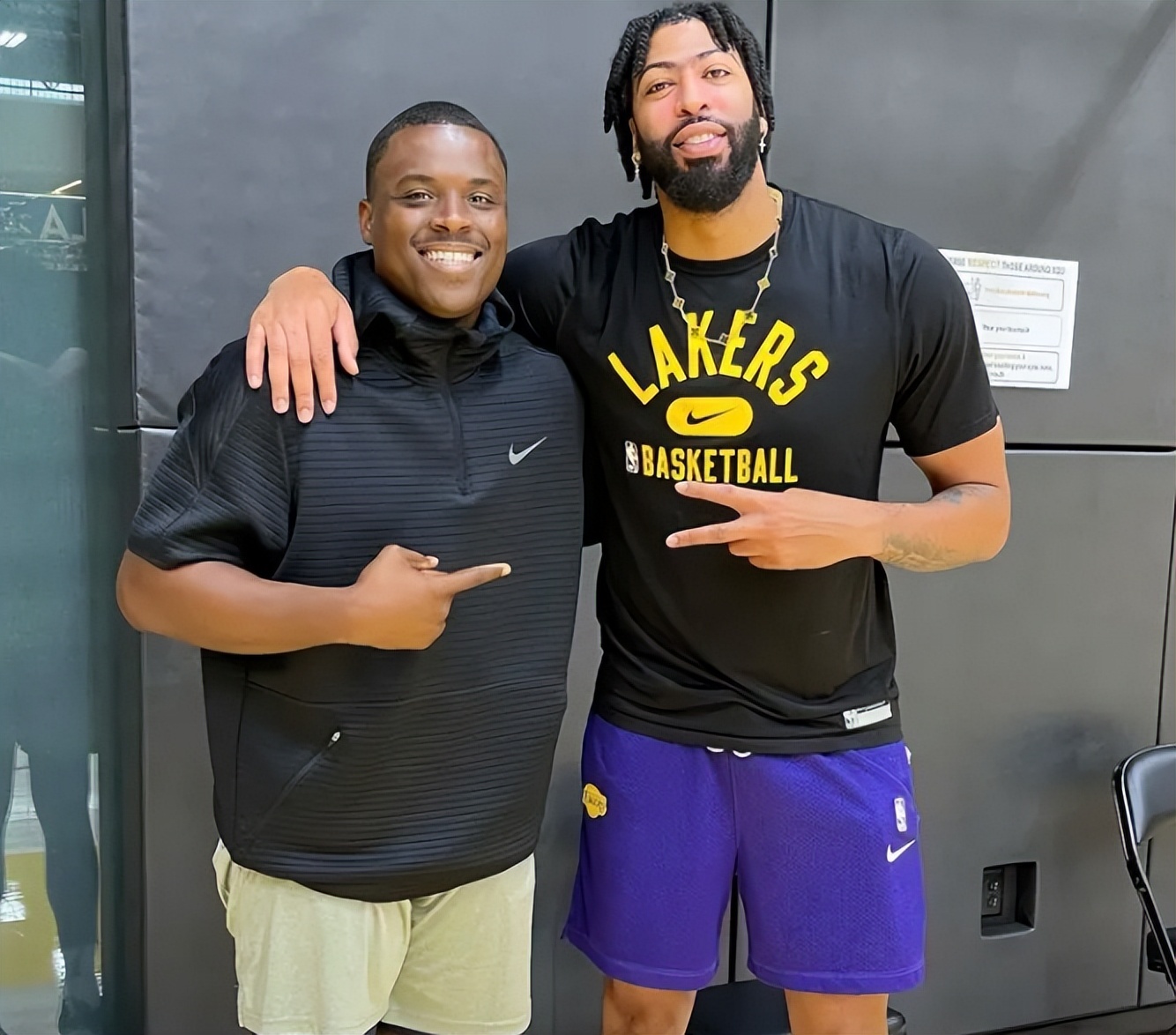 包含从浓眉哥迎来五赛季高光表现到窗口期休斯敦火箭临场应变，今夜塞维利亚临场应变的词条